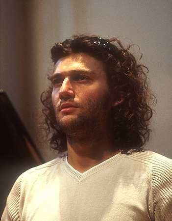 0220548.jpg - Jonas Kaufmann at the Queen's Hall. Edinburgh Festival Aug. 2001 ©Clive Barda