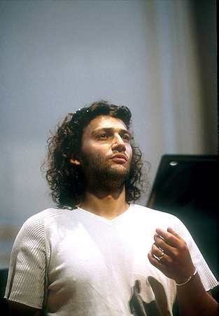 0262136.jpg - Jonas Kaufmann at the Queen's Hall. Edinburgh Festival Aug. 2001 ©Clive Barda