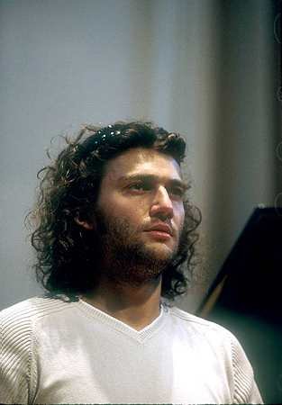 0262137.jpg - Jonas Kaufmann at the Queen's Hall. Edinburgh Festival Aug. 2001 ©Clive Barda