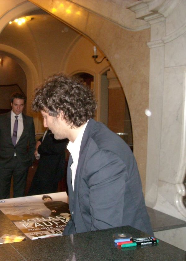 HamburgSigning2.JPG - Signierstunde nach dem Konzert in Hamburg am 19. Mai 2010