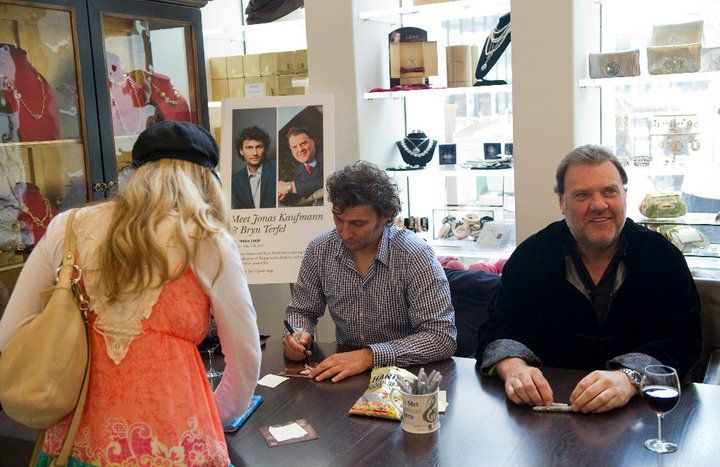 MetShopsigning2011_02.jpg