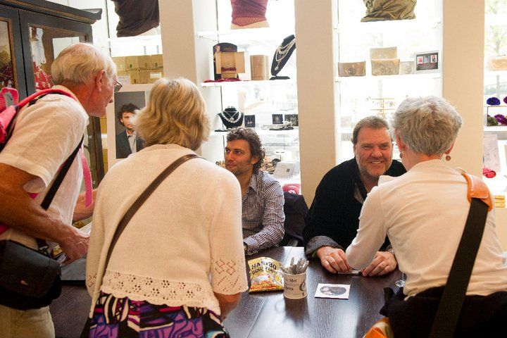 MetShopsigning2011_04.jpg