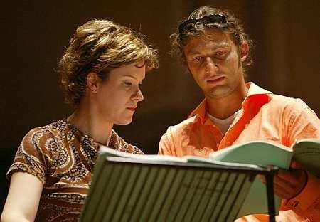 arp1036257.jpg - ALICE COOTE / JONAS KAUFMANN Rehearsals Edinburgh Festival 2002 DAS LIED VON DER ERDE  Credit:     Clive Barda/PAL  Source: The ArenaPAL Picture Library   