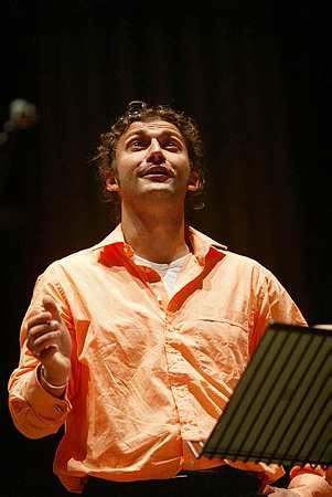 arp1038542.jpg - JONAS KAUFMANN Rehearsals Edinburgh Festival 2002 DAS LIED VON DER ERDE  Credit:     Clive Barda/PAL  Source: The ArenaPAL Picture Library   