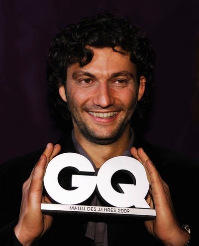 gq-men-of-the-year_4.jpg - Opernsaenger Jonas Kaufmann posiert am Dienstag (03.11.09) im Haus der Kunst in Muenchen (Bayern) anlaesslich der Preisverleihung "GQ Maenner des Jahres 2009" mit seinem Preis. Der Preis wurde zum elften Mal von der Maennerzeitschrift GQ vergeben.  Foto: Steffi Loos/ddp