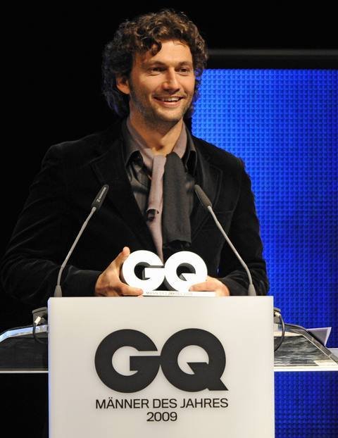 gq-men-of-the-year_6.jpg - Saenger Jonas Kaufmann spricht am Dienstag (03.11.09) in Muenchen (Bayern) bei der Ehrung der "GQ Maenner des Jahres 2009" des Maennermagazins GQ mit seinem Preis in den Haenden. Der Preis wird zum elften Mal von der Maennerzeitschrift GQ vergeben. Foto: Joerg Koch/ddp