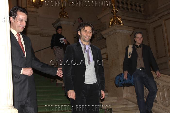 kuenstlergespraechwien07.jpg - Jonas Kaufmann mit Dr. Thomas Dänemark (Generalsekretär) Freunde der Wiener Staatsoper am Weg zur Signierstunde, 16.01.2011 in Wien