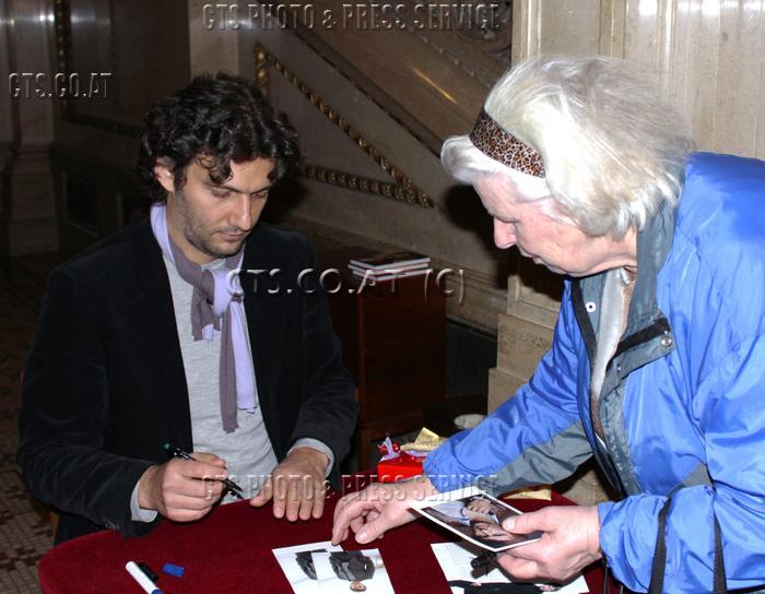 kuenstlergespraechwien08.jpg - Jonas Kaufmann beim Signieren, Staatsoper am 16.01.2011 in Wien