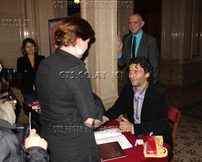 kuenstlergespraechwien13.jpg - Jonas Kaufmann beim Signieren, Staatsoper am 16.01.2011 in Wien