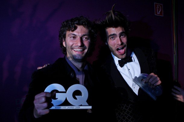 menoftheyear2.jpg - MUNICH, GERMANY - NOVEMBER 03:  Jonas Kaufmann (L) and Jon Kortajarena  pose for the media after the GQ Men Of The Year 2009 award ceremony on November 3, 2009 in Munich, Germany.  (Photo by Miguel Villagran/Getty Images)