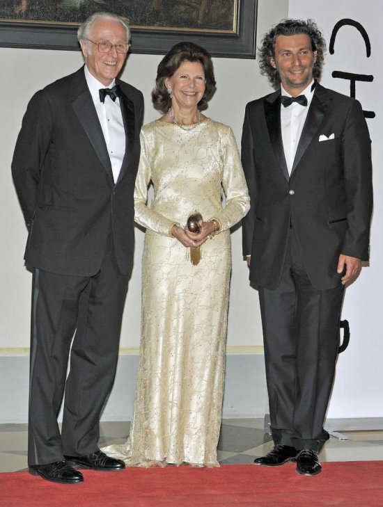 prixcourage16_09_2010.jpg - Stargast beim Prix-Courage, 16. September 2010, mit Königin Silvia von Schweden und Herzog Franz von Bayern, Foto: Bunte
