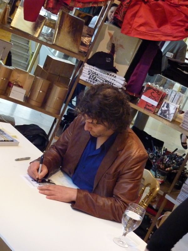 signing29_04_2010Met_2.JPG - Signierstunde im Met-Opera-Shop (eigentlich waren es drei Stunden)