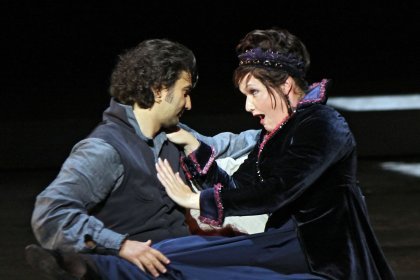 toscamuenchen9.jpg - Bayer. Staatsoper." TOSCA ".Premiere : 28.06.2010.Inszenierung : Luc Bondy.Musik. Leitung: Fabio Luisi.Karita Mattila ( Tosca ) , Jonas Kaufmann ( Cavaradossi ).Fotograf: .©Hilda Lobinger